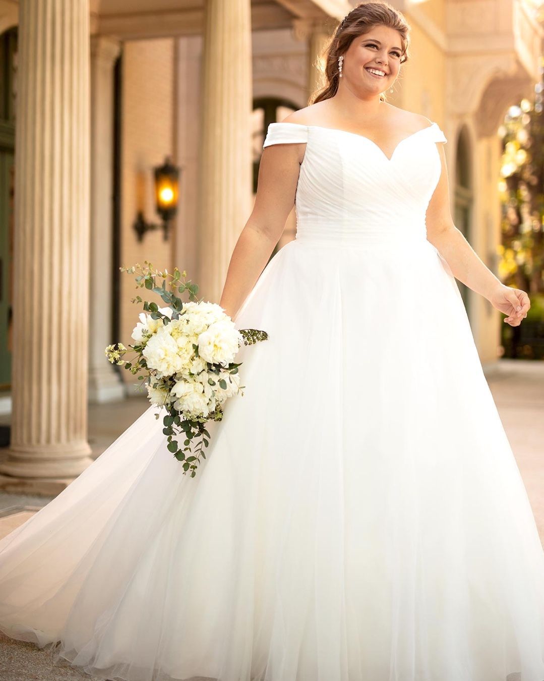 How Much Does A Wedding Gown Cost In 2020 Wedding Gowns Wedding