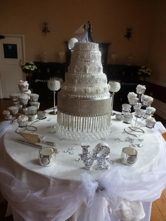 Bling Cake Table It It Was The Right Decision To Put The Cupcakes On The Cake Ta Wedding Cake Table Wedding Cake Table Decorations Cake Table Decorations