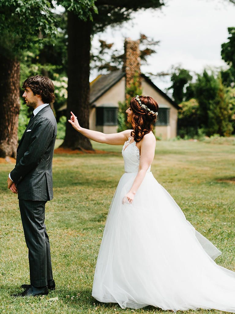 15 Pose Ideas For Your Wedding Photos Wedding Photography Poses Bridal Poses Wedding Photos